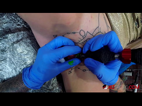 ❤️ tattooed ທີ່ສຸດ Hottie Sully Savage ໄດ້ຮັບ tattoo ສຸດ clitoris ຂອງນາງ ❤️ ໜັງໂປ້ ທີ່ lo.xxxpornolive.ru ☑